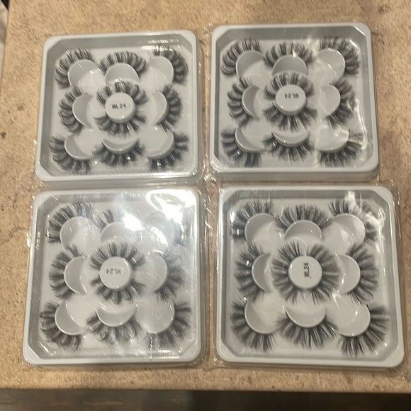 🛍️🛍️HOST PICK🛍️🛍️ 20 pairs of fake eyelashes NIB - Picture 1 of 3